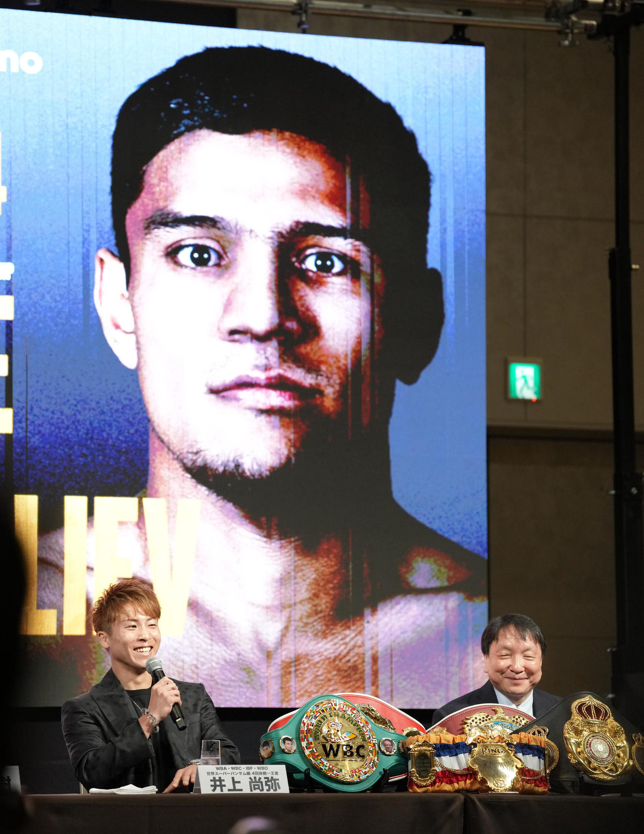 NTTドコモ　presents Lemino BOXING　トリプル世界戦開催発見記者会見で挑戦者のアフマダリエフの写真を背にコメントする井上尚（左）と大橋会長（撮影・小沢裕）