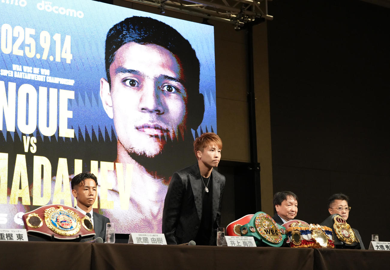 トリプル世界戦開催発見記者会見に臨む井上尚（左から2人目）。左から武居、1人おいて大橋会長、井上トレーナー＝2025年7月10日