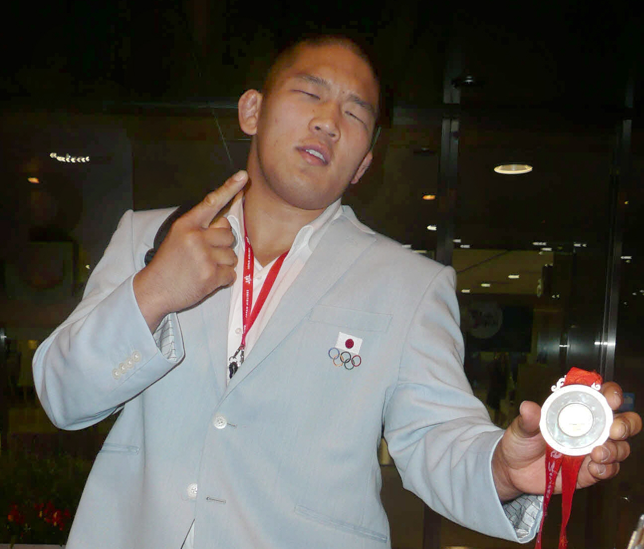 会見後に金メダルを片手に「オレが1番」ポーズを披露した石井慧（2008年8月撮影）