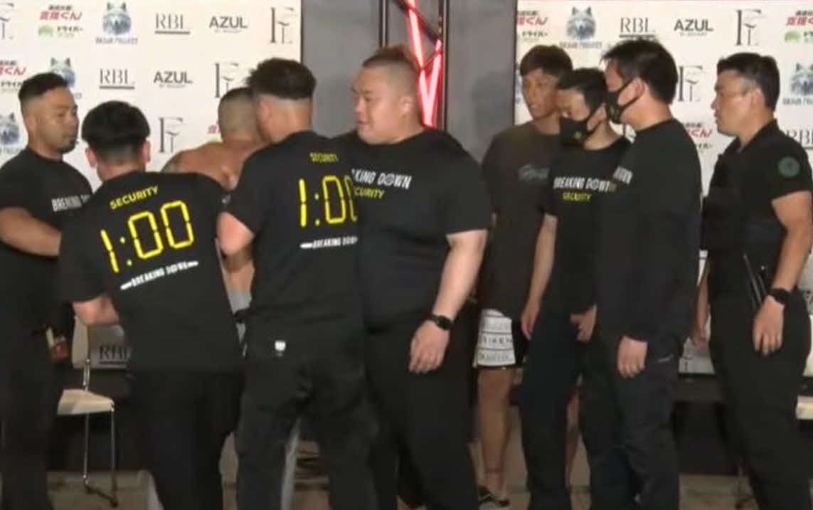 森（左から3人目）はセキュリティーによって外枦保（右から4人目）から引き離された（朝倉未来のYouTubeチャンネルから）