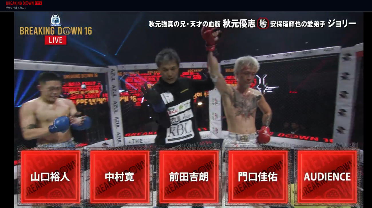 ジョリー（右）が秋元優志に判定勝ち（ABEMA放送から）