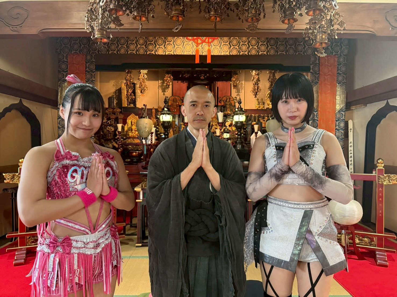 住職とともに修行を行った白昼夢の渡辺未詩（左）と辰巳リカ（右）