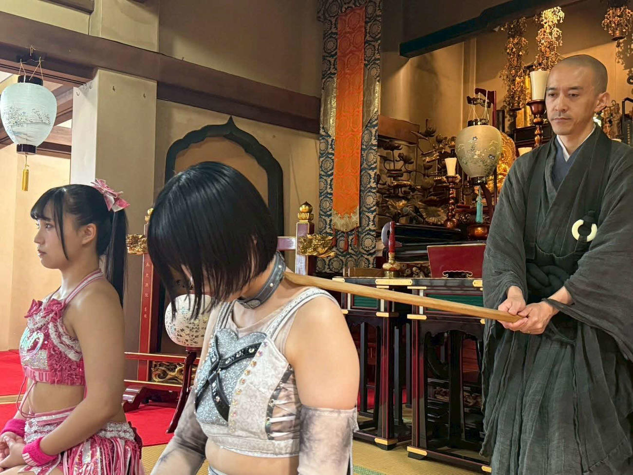 たたかれる辰巳リカと渡辺未詩（左）