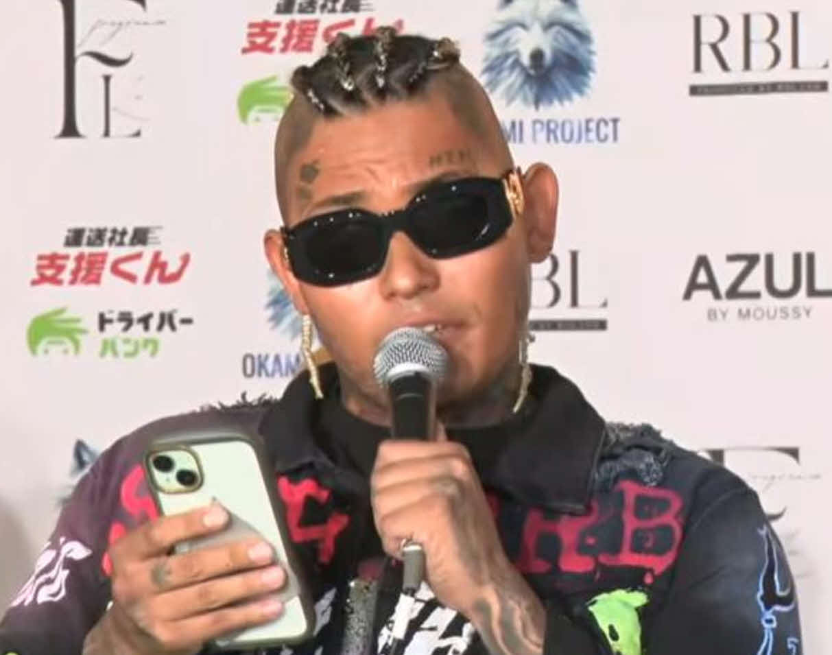 SATORUはスマホに書いたメッセージを読み上げて今大会限りでのBD引退を表明した（朝倉未来のYouTubeチャンネルから）