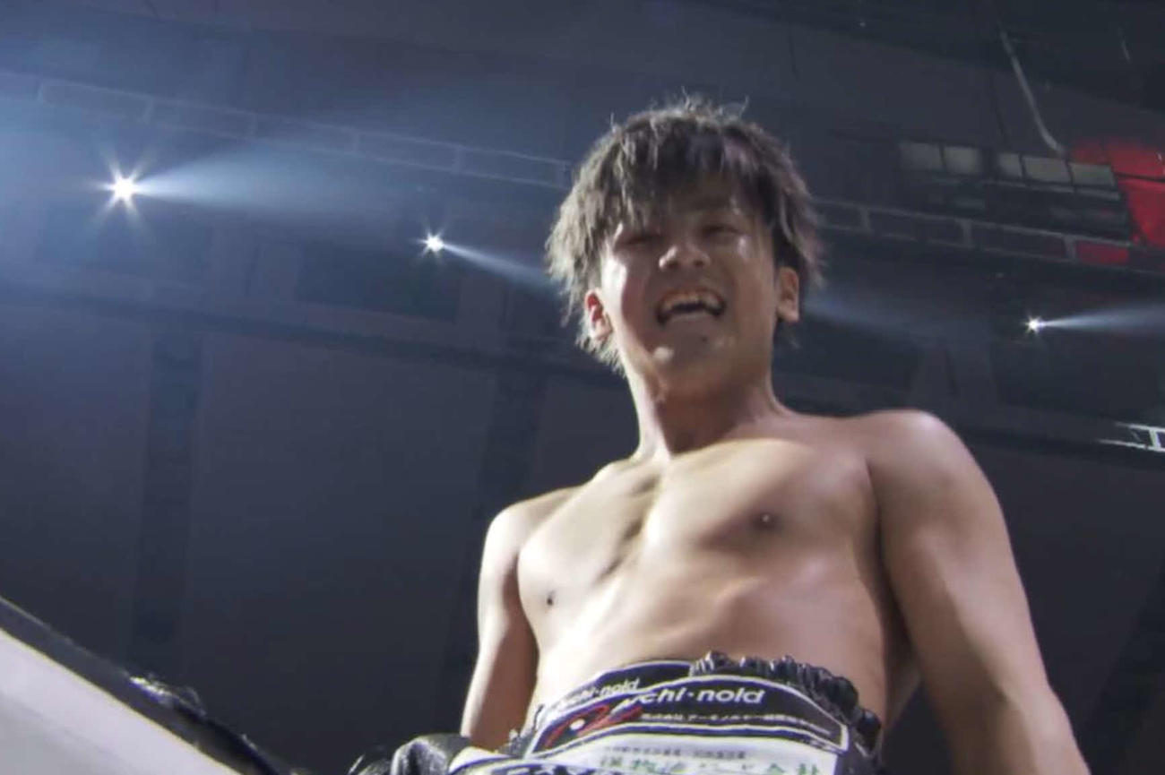 勝利後、ケージの柵に登ってよろこぶ野田蒼（BD配信映像から）