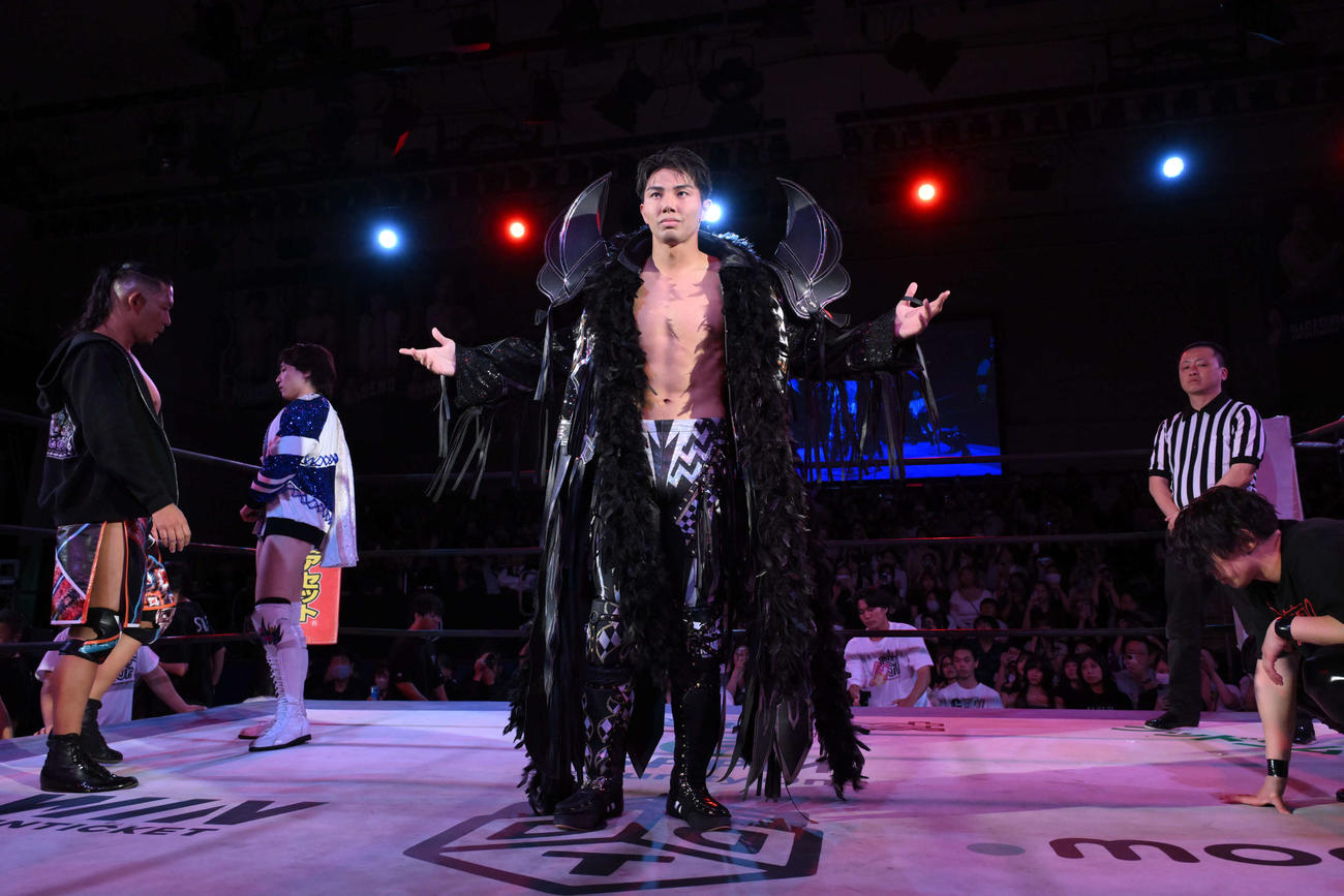 DDTプロレス「ROCK IN RING 2025～奏でろ打撃、叫べ歓声～」セミファイナルで入場する武知海青（C）DDTプロレスリング