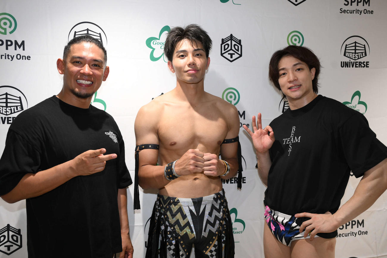 DDTプロレス「ROCK IN RING 2025～奏でろ打撃、叫べ歓声～」セミファイナルに出場した、左から彰人、武知海青、上野勇希（（C）DDTプロレスリング）