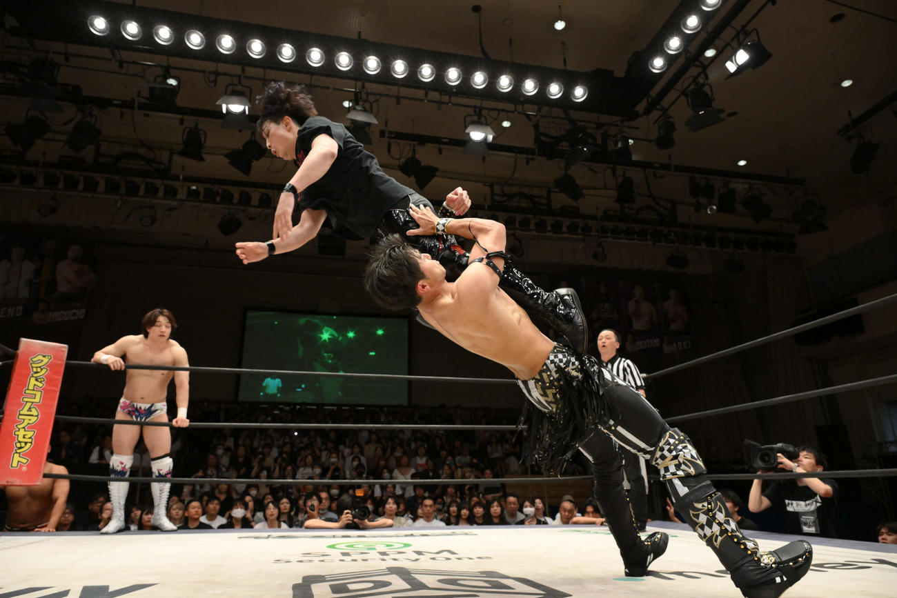 DDTプロレス「ROCK IN RING 2025～奏でろ打撃、叫べ歓声～」セミファイナルで、相手を投げる武知海青（（C）DDTプロレスリング）