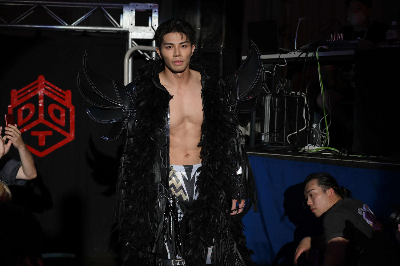 DDTプロレス「ROCK IN RING 2025～奏でろ打撃、叫べ歓声～」セミファイナルで入場する武知海青（（C）DDTプロレスリング）