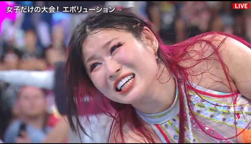 ナオミにWWE女子世界王座を奪われ、悔しそうな表情を浮かべるイヨ・スカイ（C）AbemaTV, Inc.