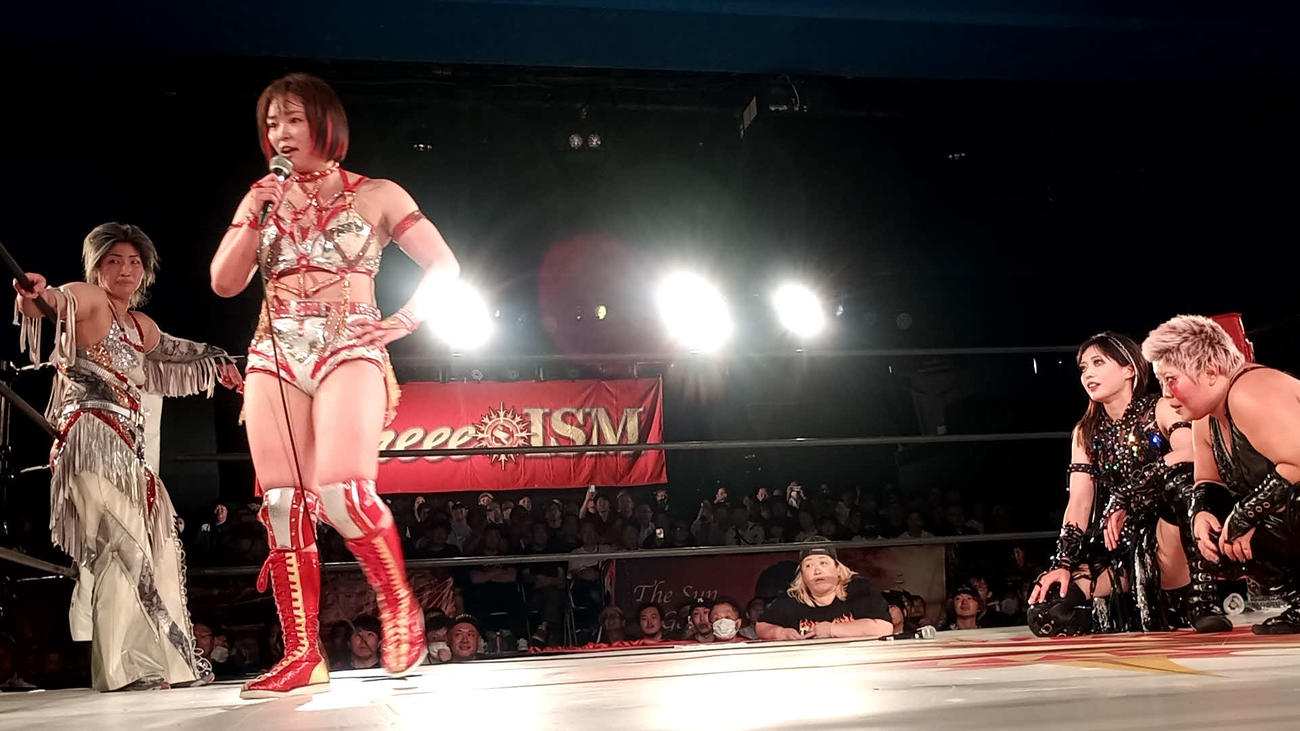 ヘラヘラする上谷沙弥（右から2人目）らに激怒したSareee（同3人目）はHATEセコンド陣にも「2トップが負けて何も言うことないのかよ」と言い放った