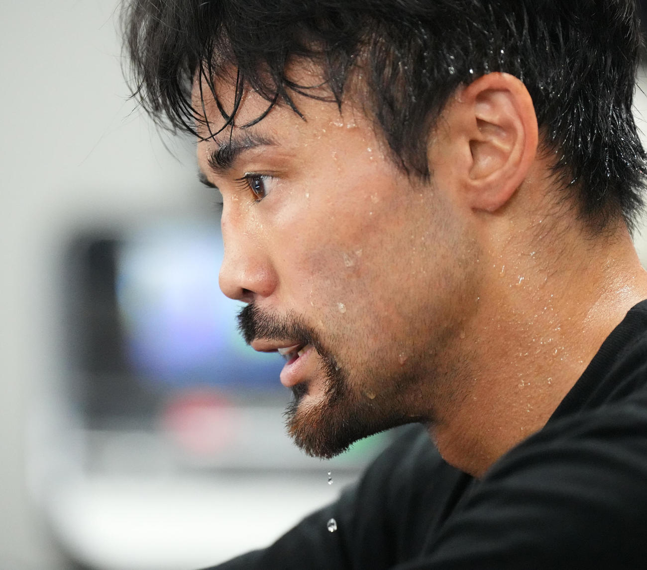 練習を公開し、汗を流しながらトレーニングをする比嘉（撮影・菅敏）