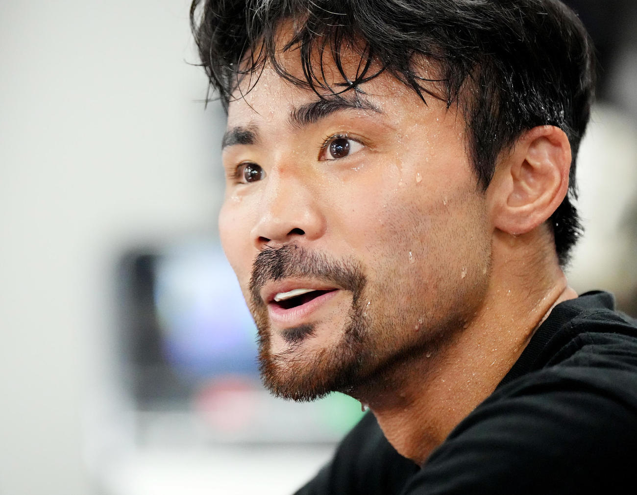 練習を公開し、汗を流しながらトレーニングをする比嘉（撮影・菅敏）
