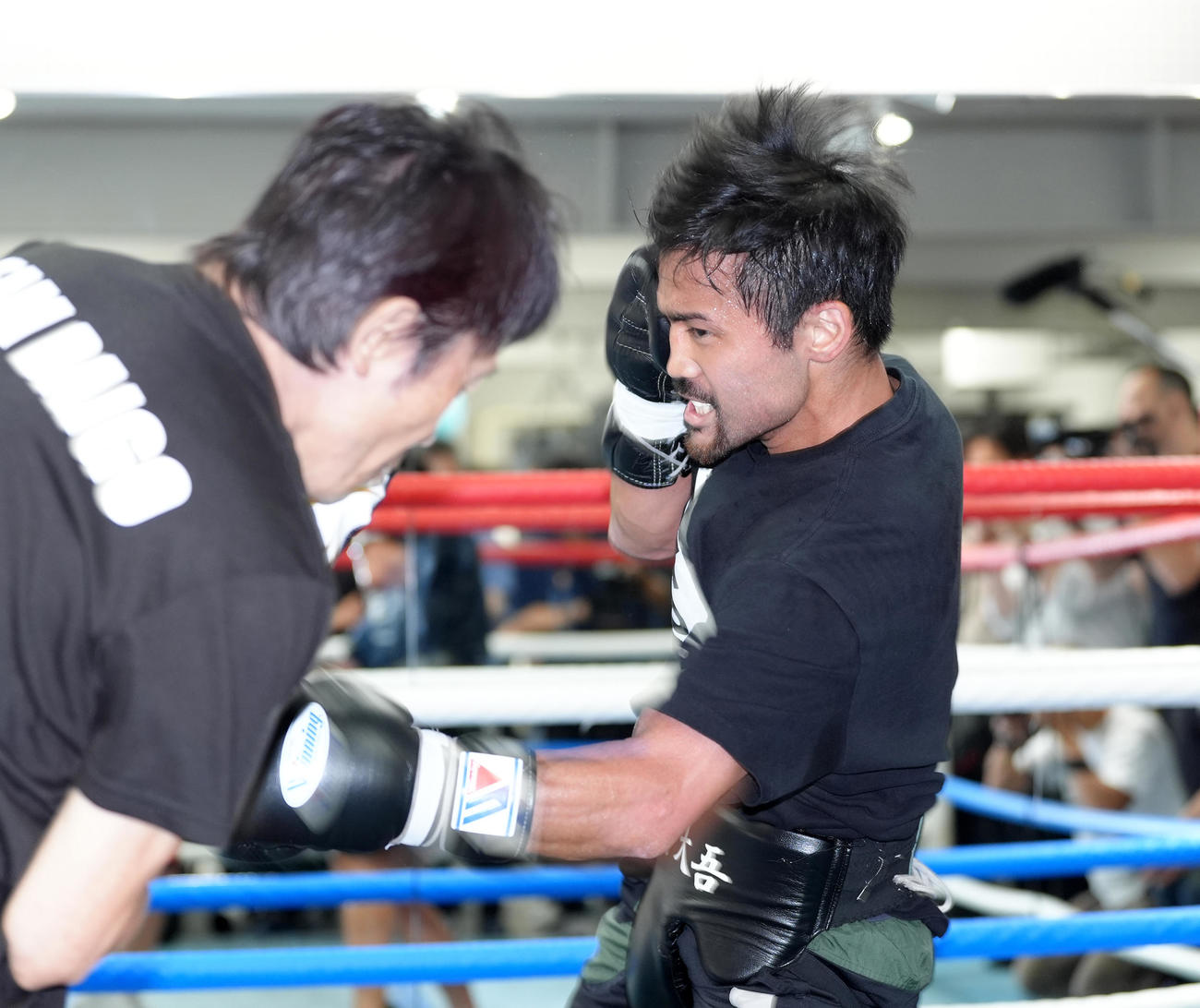 練習を公開し、ミット打ちをする比嘉（撮影・菅敏）