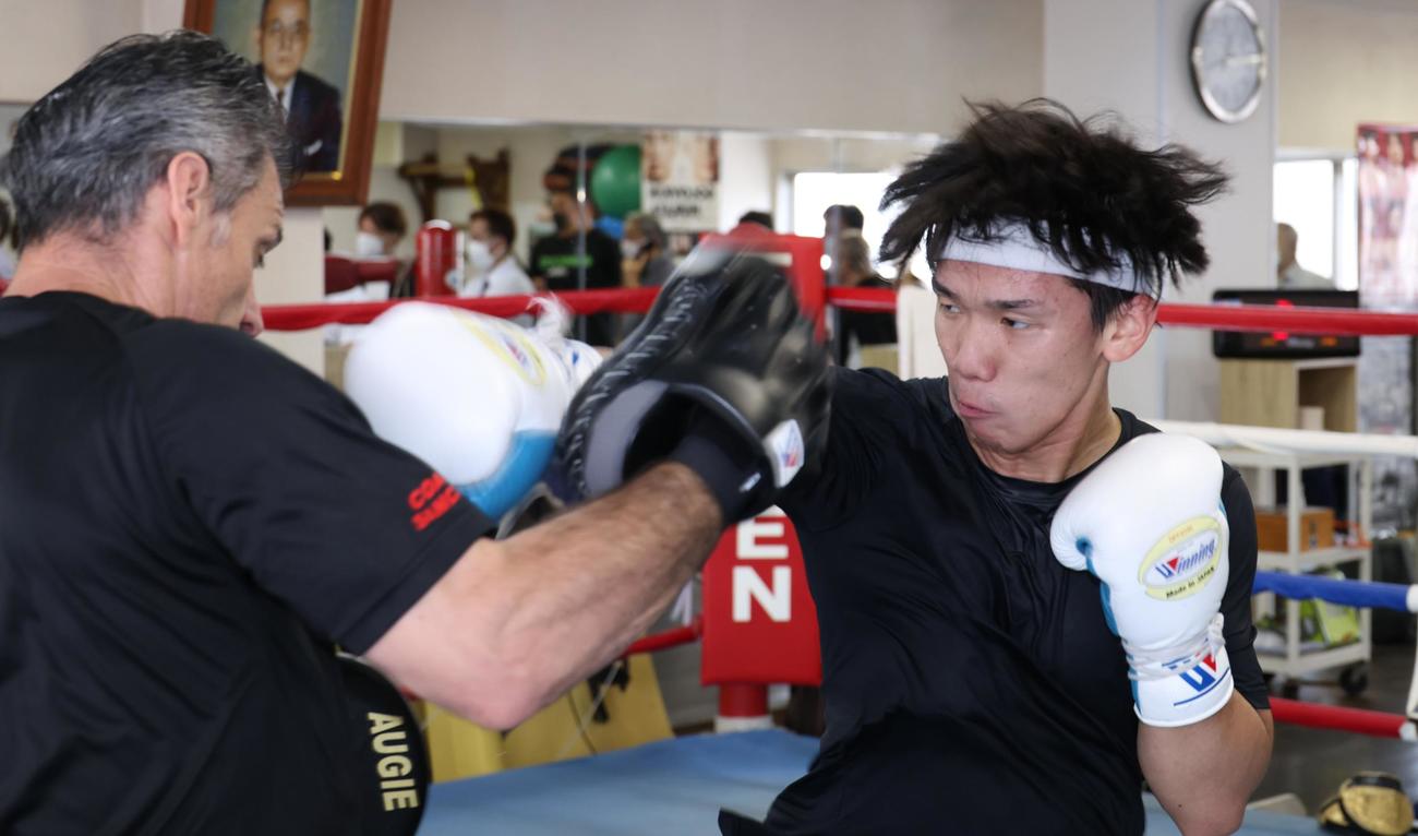 WBA世界ライトフライ級王者エリック・ロサとの対戦を前に公開練習する同級1位の高見（右）（撮影・中島郁夫）