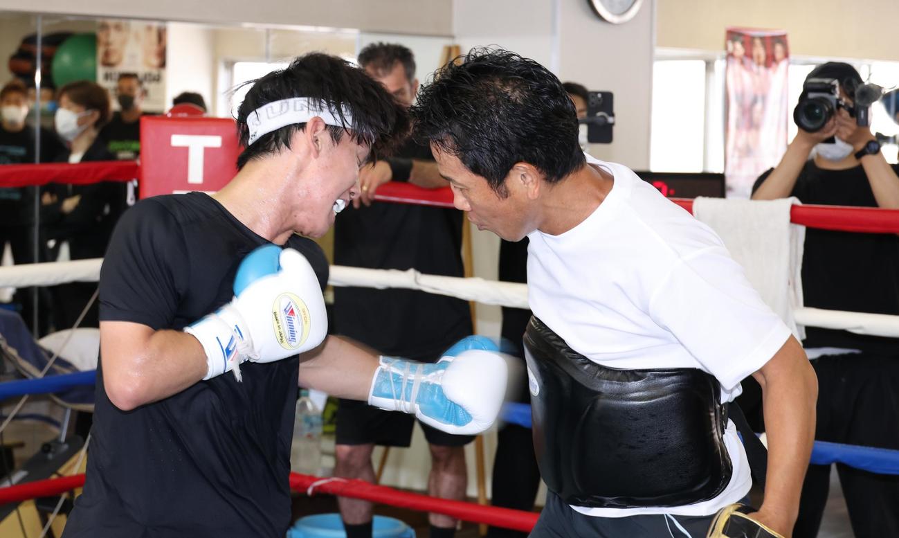 WBA世界ライトフライ級王者エリック・ロサとの対戦を前に公開練習する同級1位の高見（左）（撮影・中島郁夫）