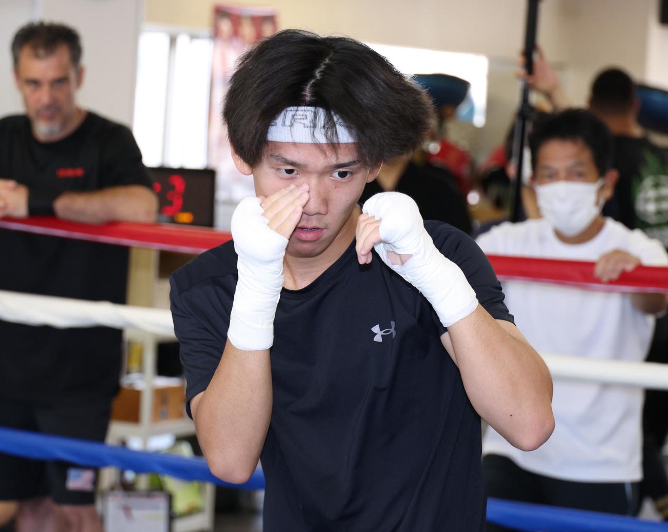 WBA世界ライトフライ級王者エリック・ロサとの対戦を前に公開練習する同級1位の高見（撮影・中島郁夫）