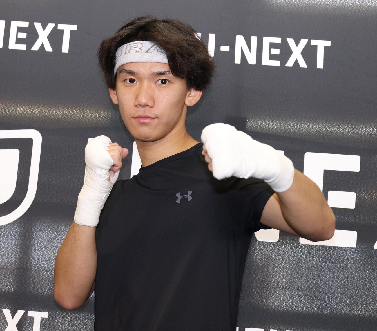 WBA世界ライトフライ級王者エリック・ロサとの対戦を前に公開練習する同級1位の高見（撮影・中島郁夫）