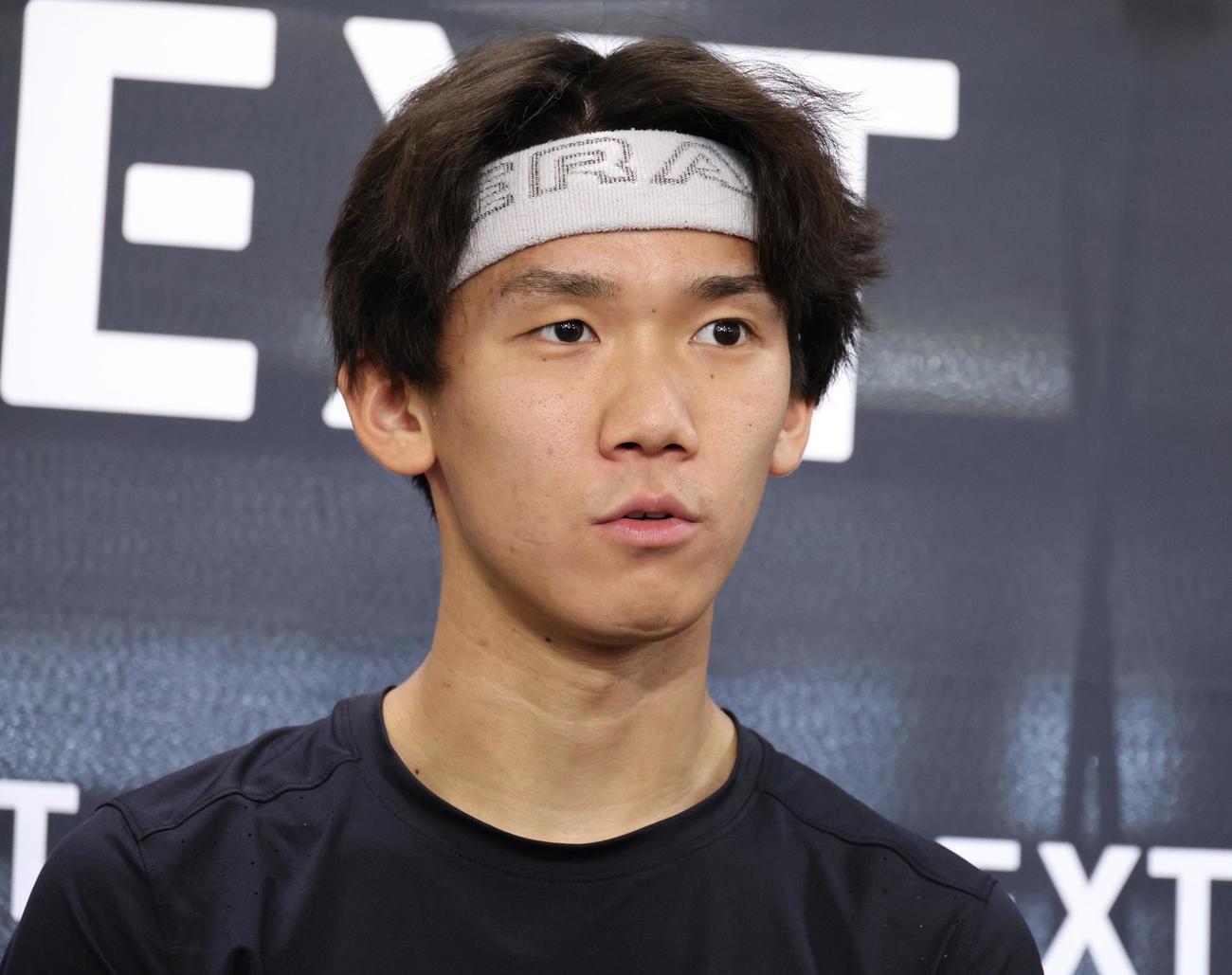 WBA世界ライトフライ級王者エリック・ロサへの対戦を前に会見する同級1位の高見亨介（撮影・中島郁夫）