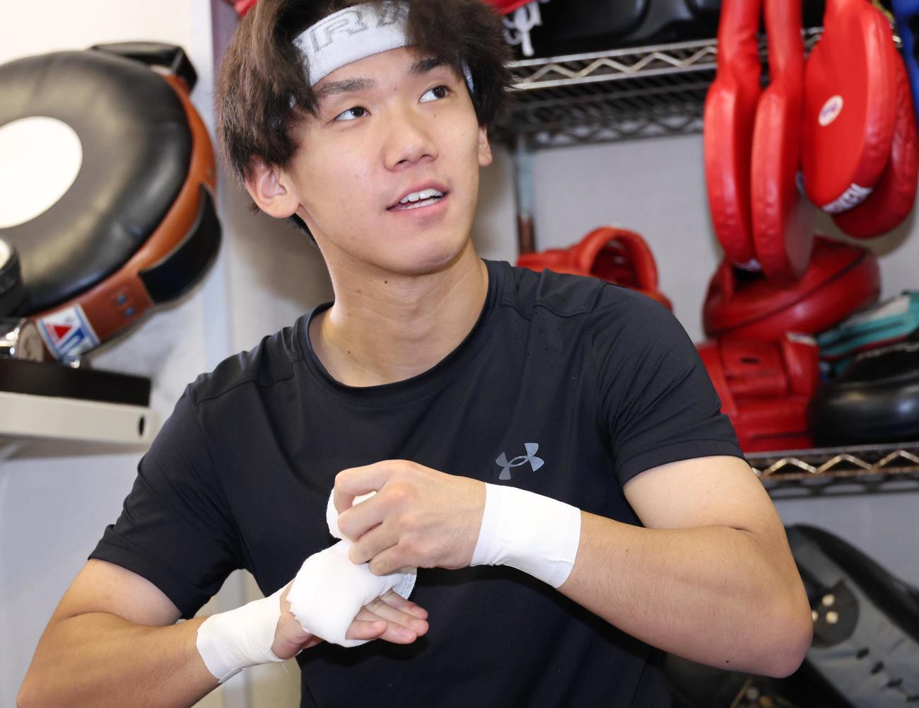 WBA世界ライトフライ級王者エリック・ロサへの対戦を前に公開練習する同級1位高見亨介（撮影・中島郁夫）