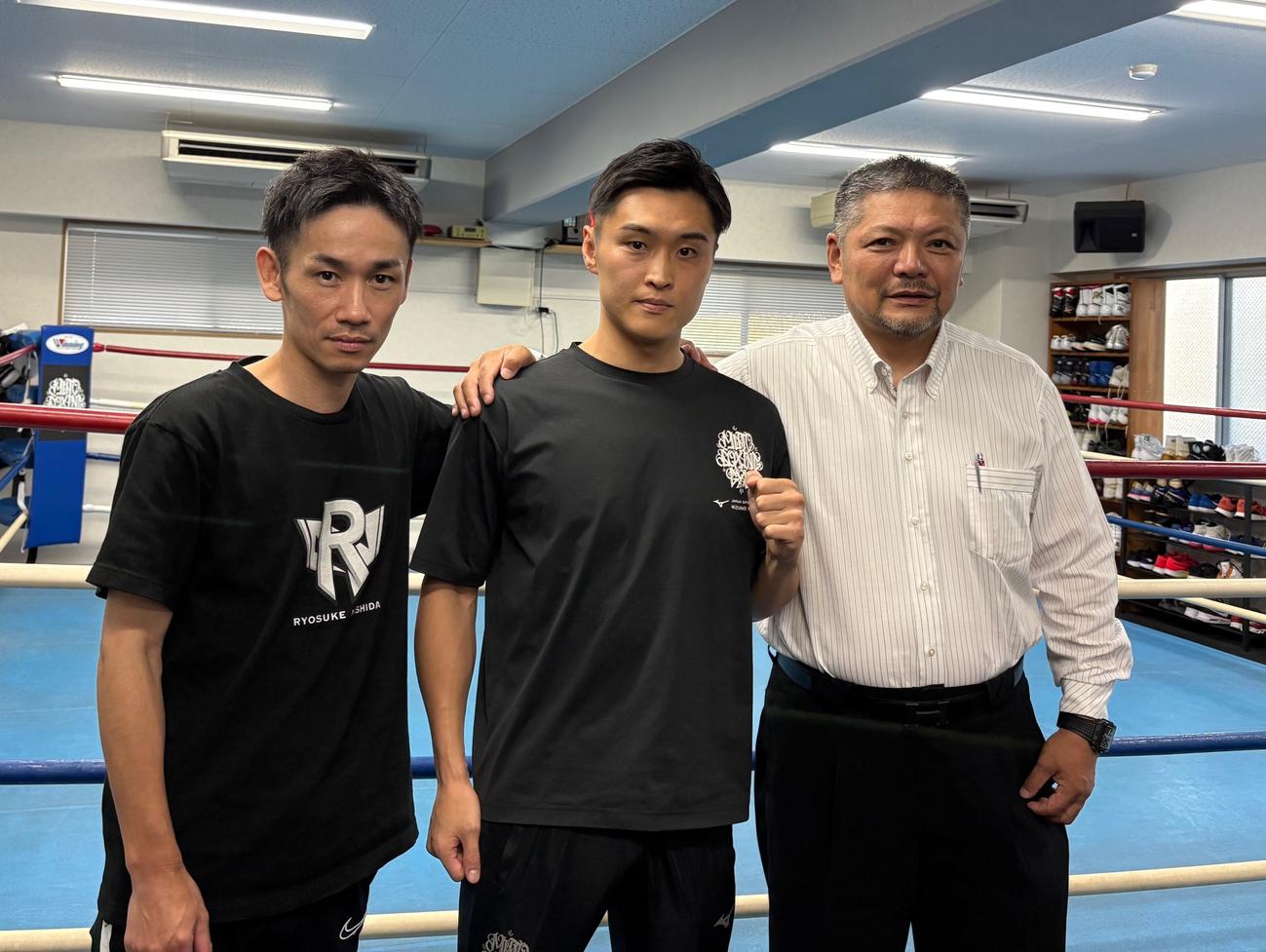 現役続行を発表した西田凌佑（中央）と枝川孝会長（右）、武市晃輔トレーナー（撮影・永田淳）
