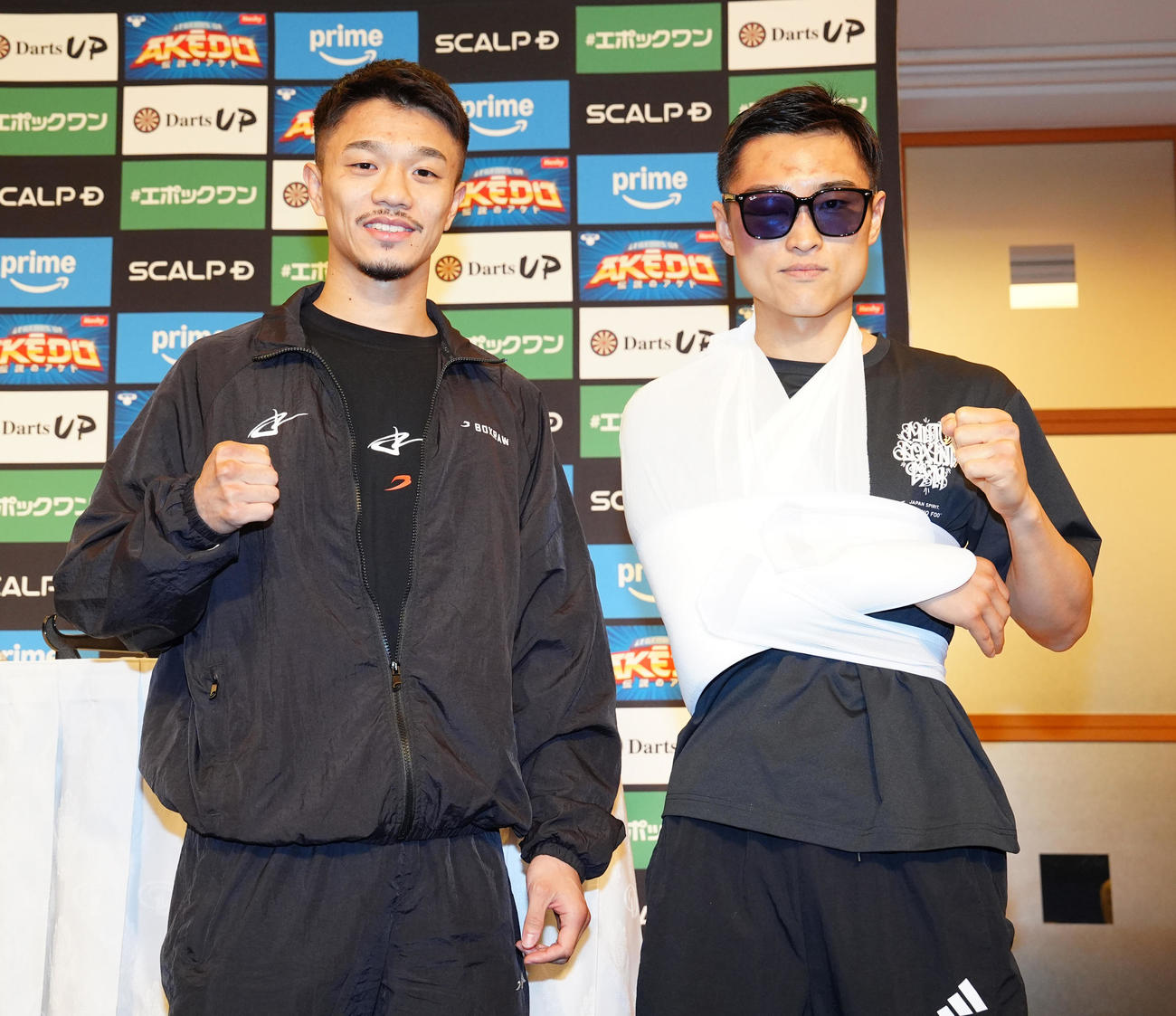 WBC、IBF世界バンタム級王座統一戦から一夜明け、写真に納まる中谷（左）と西田（2025年6月9日撮影）