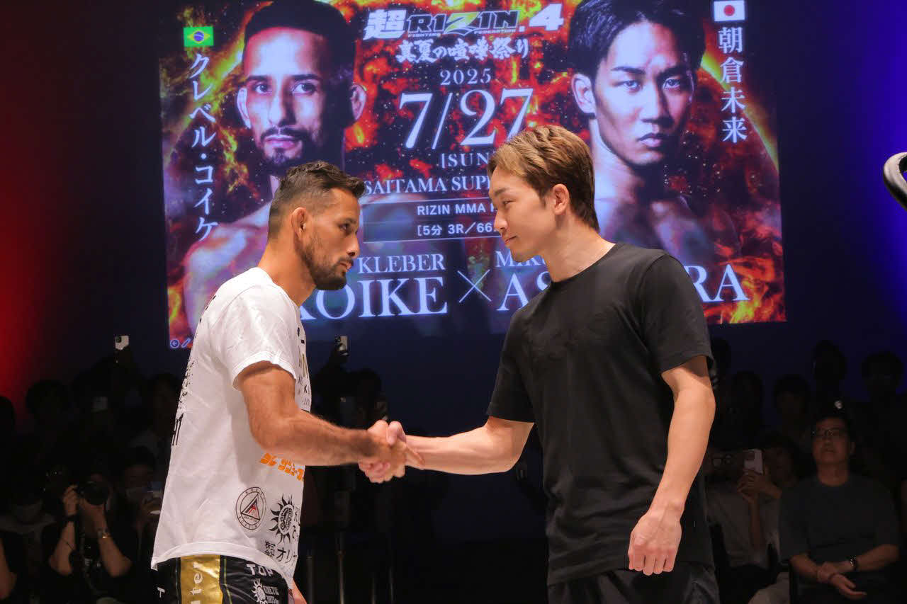 公開練習で握手をかわしたクレベル・コイケ（左）と朝倉未来（C）RIZIN FF