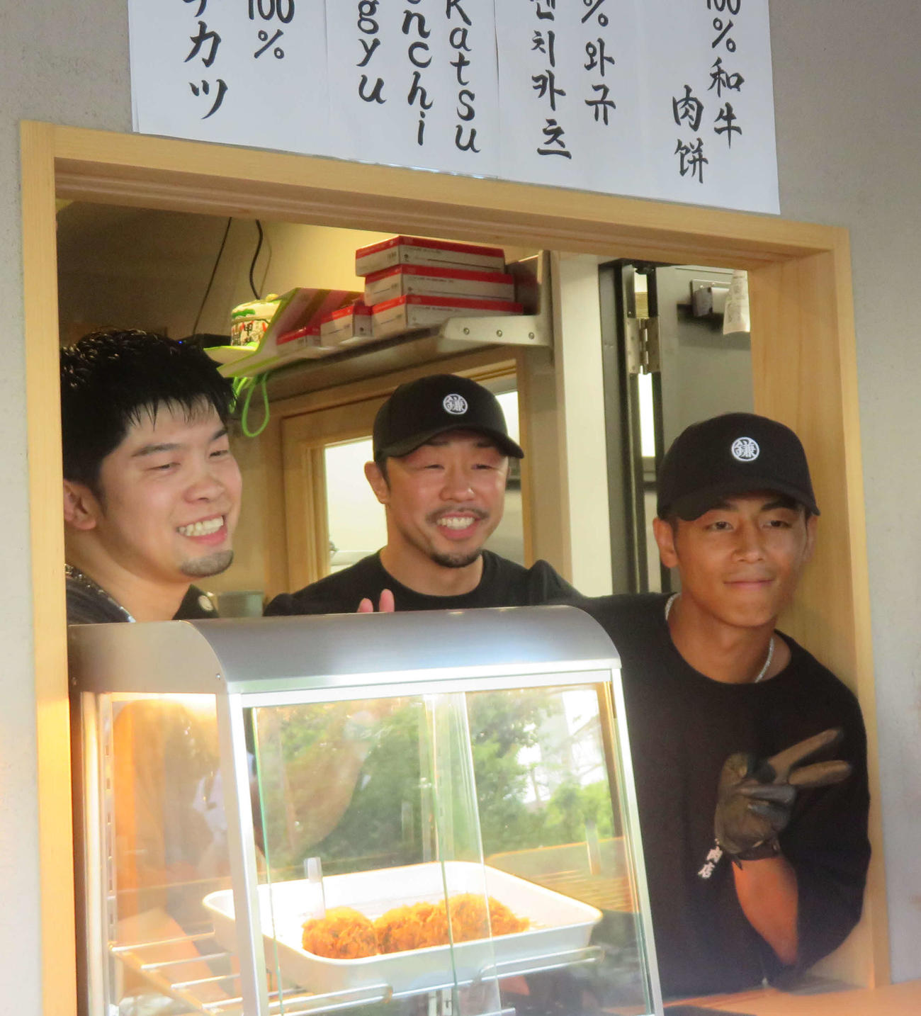 1日店長を務めたWBO世界バンタム級王者武居由樹（右端）。八重樫東トレーナー（中央）と元世界4階級制覇王者田中恒成氏も店頭で対応