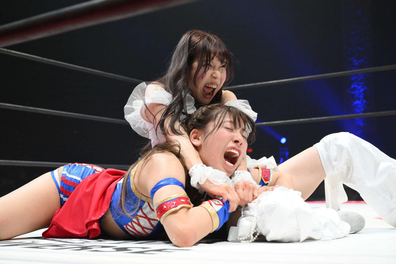 荒井優希を締め上げる瑞希（上）