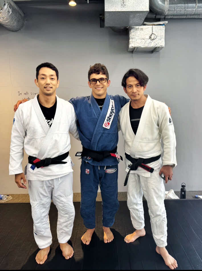 マイキー・ムスメシ（中央）、柔術家橋本知之（左）とともに写真に写る岡田准一（岡田のXから）