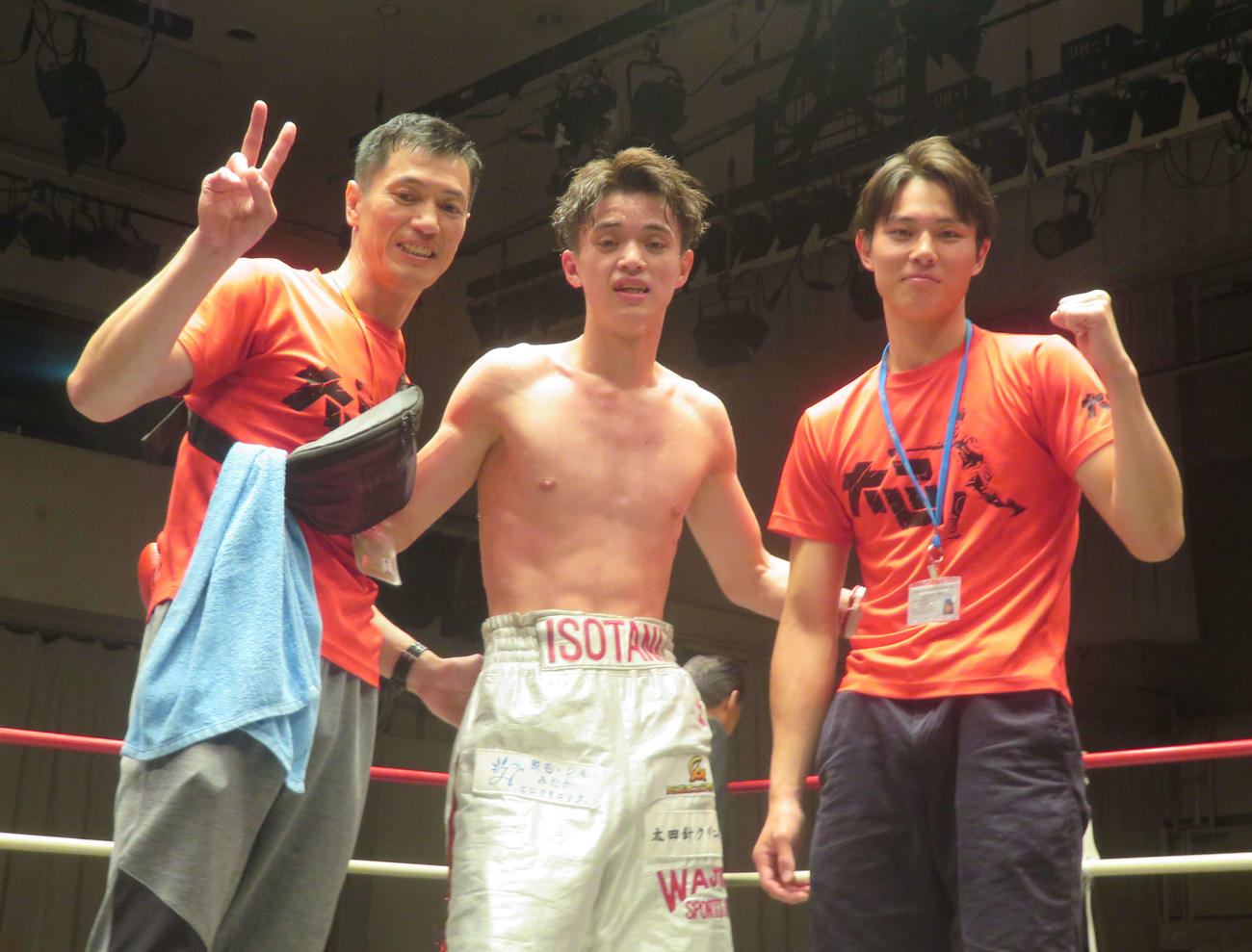 東日本新人王予選の初戦で判定勝利した磯谷広太（中央）。左端は父和広トレーナー、右端は日本ユース・ウエルター級王者の兄大心