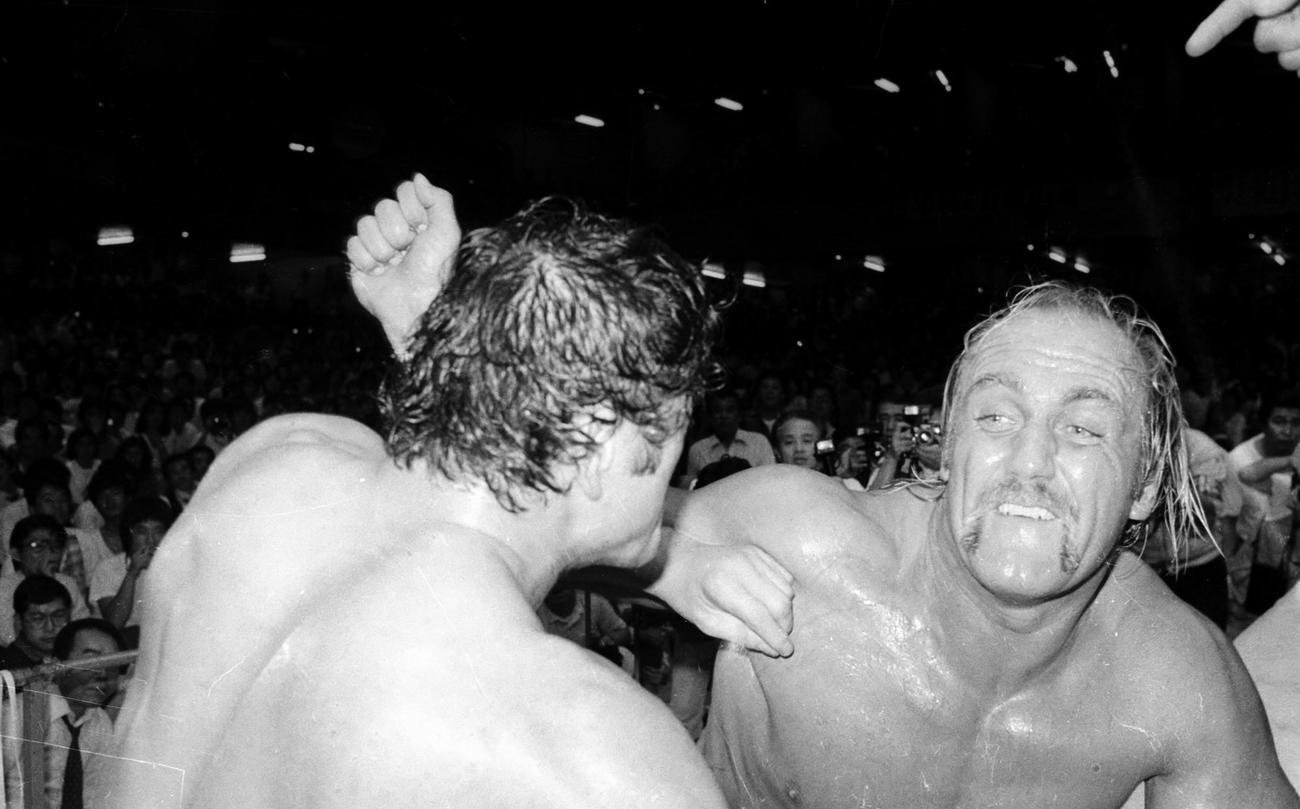 アントニオ猪木（手前）にアックスボンバーを見舞うハルク・ホーガン（84年6月）