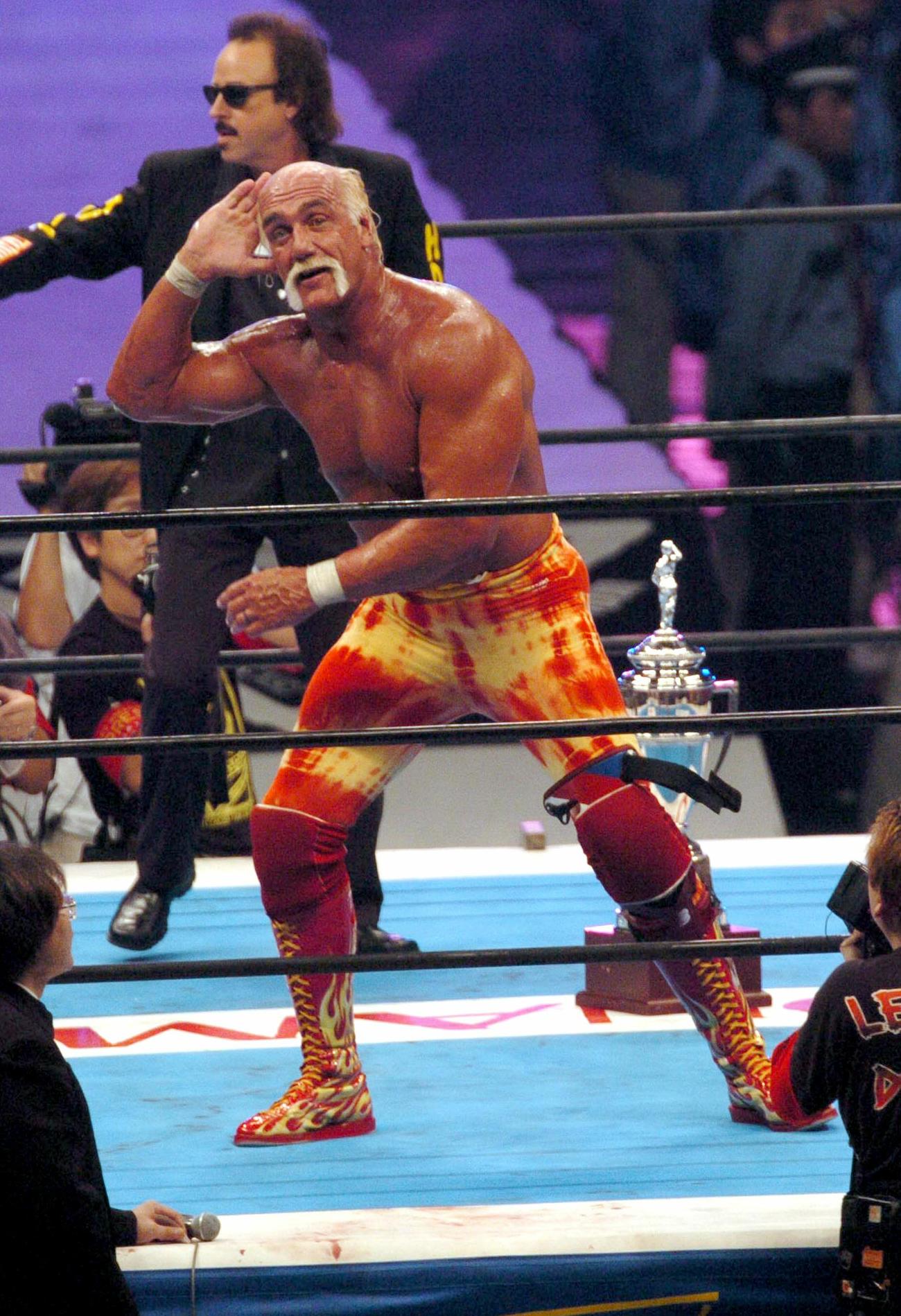 新日本東京ドーム大会　ハルク・ホーガンは得意のポーズでファンを沸かせる（03年10月）