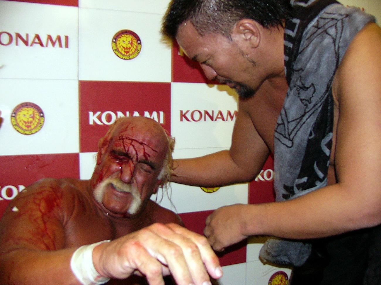 新日本東京ドーム大会　ジェフ・ジャレットに襲われたハルク・ホーガン（左）を蝶野正洋が救出する（03年10月13日）