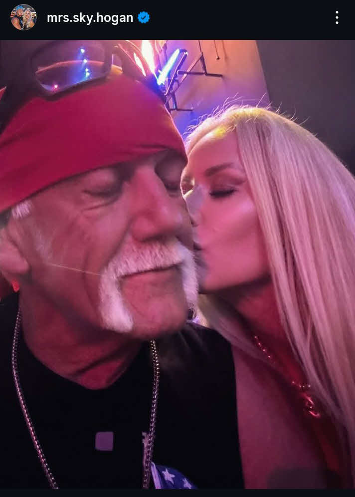 死去した夫のハルク・ホーガンさんのほおにキスする写真をインスタグラムに掲載したスカイ夫人（スカイ夫人公式インスタグラムから）