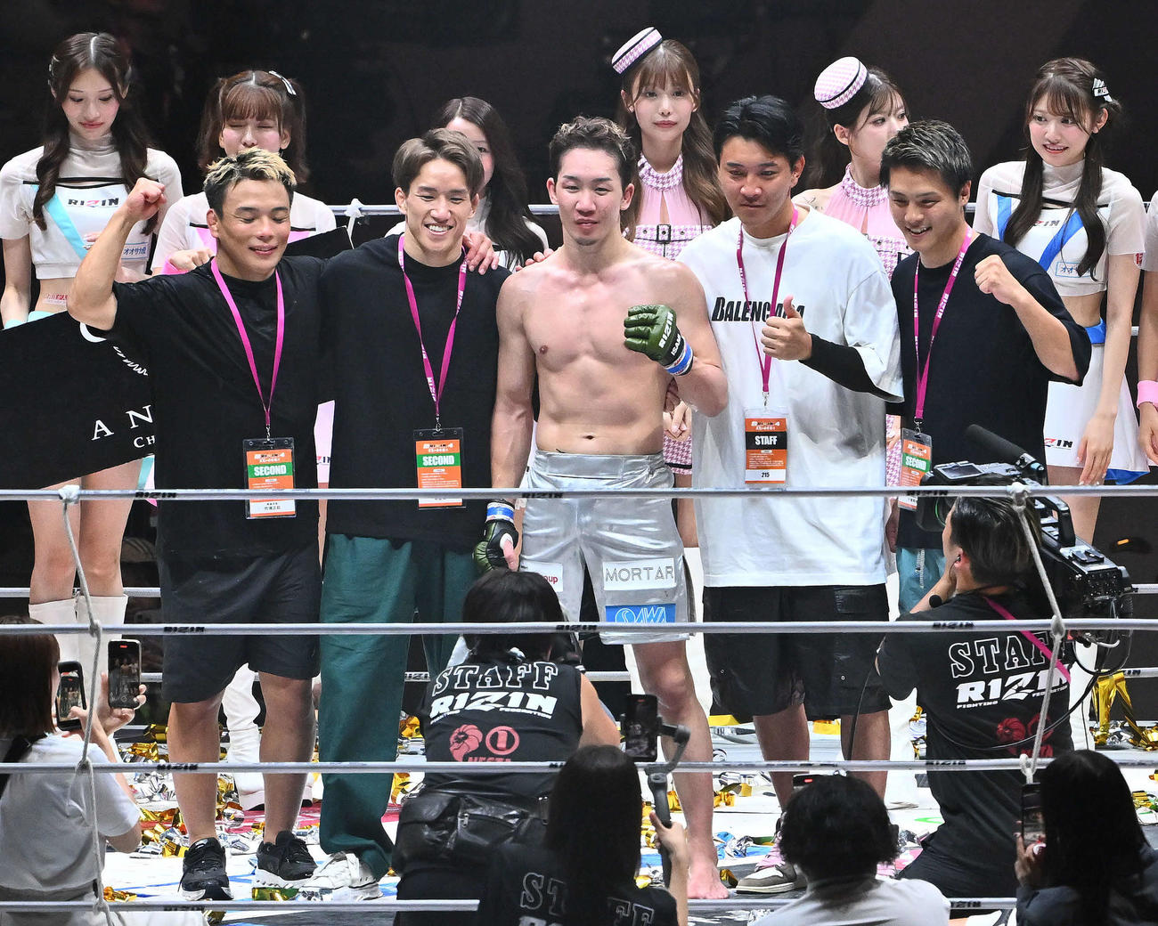 クレベル・コイケに勝利した朝倉（前列中央）は弟の海（同左から2人目）らと記念撮影する（撮影・滝沢徹郎）　