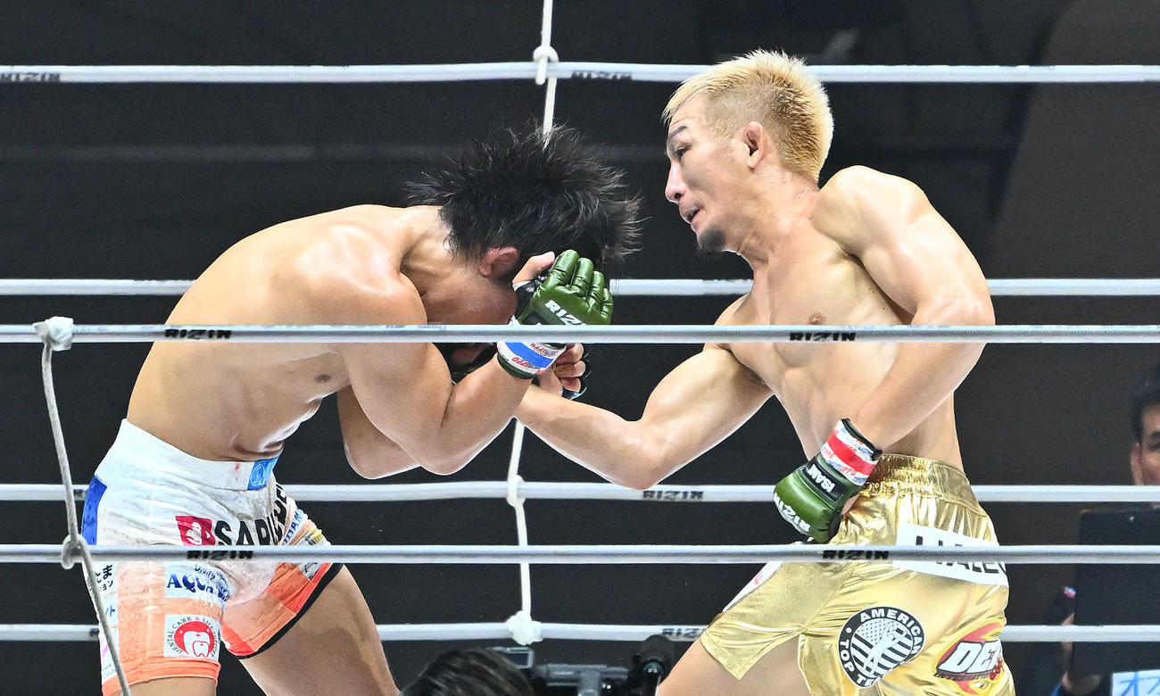 3回、元谷（右）はヒロヤにパンチを打ち込む（撮影・滝沢徹郎）　