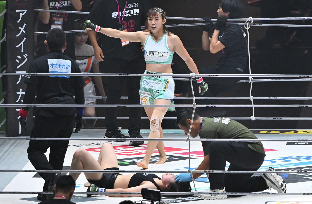 伊澤星花（上）はシン・ユジンに一本勝ちし喜ぶ（撮影・滝沢徹郎）　