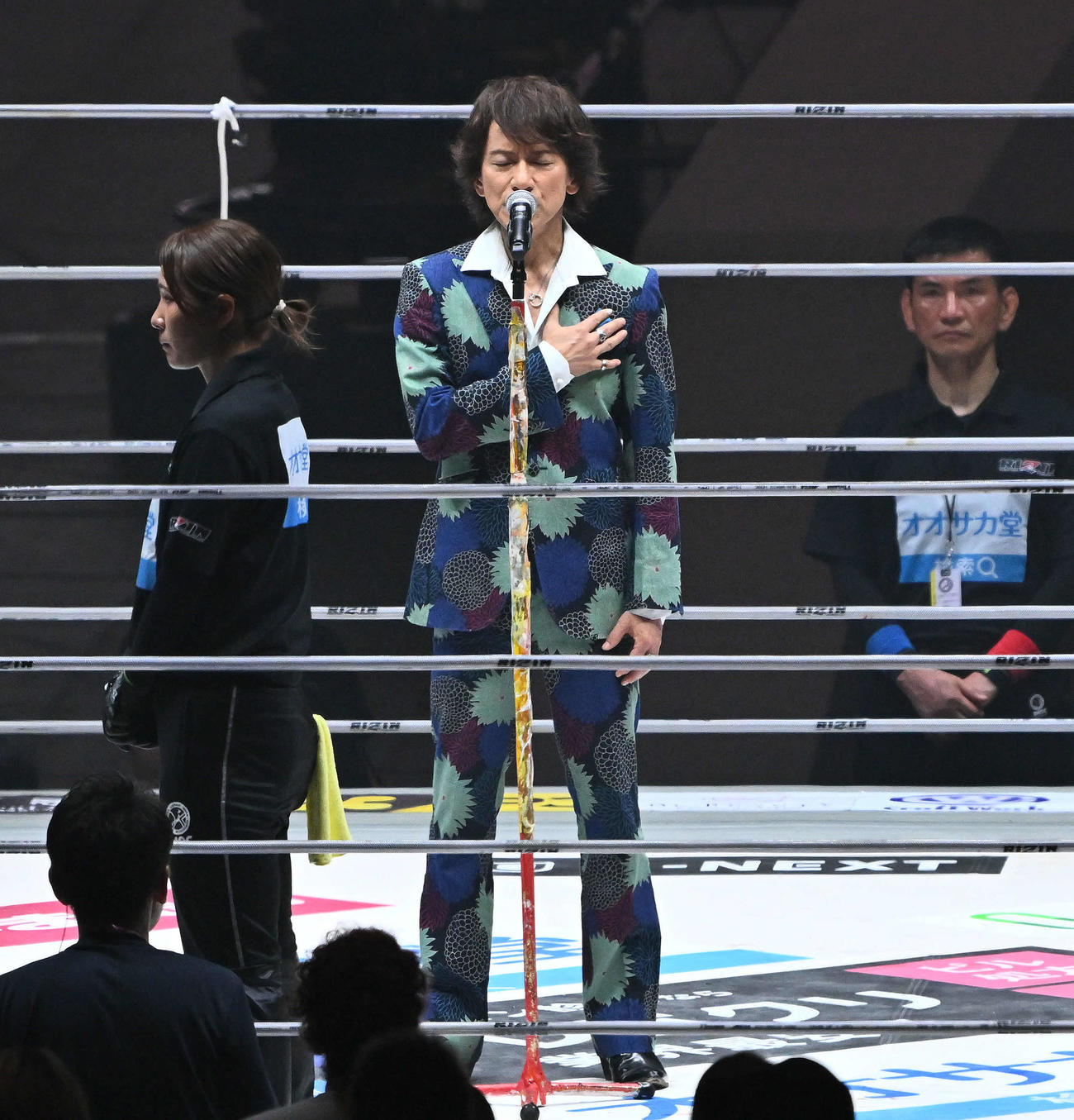 井上対福田　君が代を独唱するダイアモンド☆ユカイ（撮影・滝沢徹郎）　