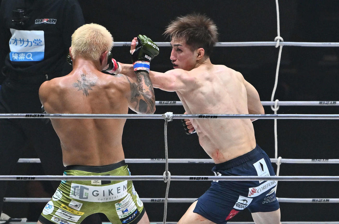 3回、井上（右）は福田にパンチを打ち込む（撮影・滝沢徹郎）　