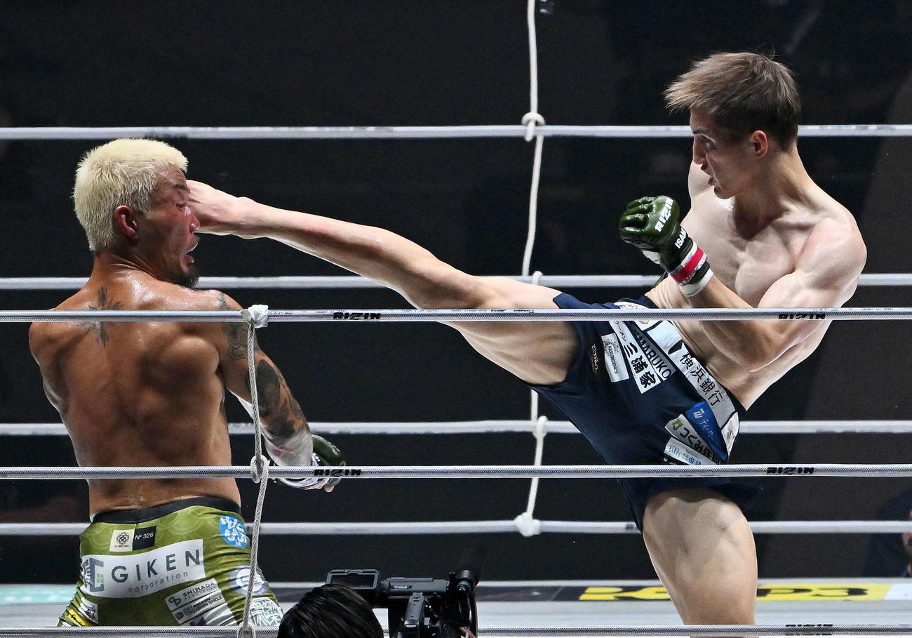 3回、井上（右）は福田に蹴りを見舞う（撮影・滝沢徹郎）　