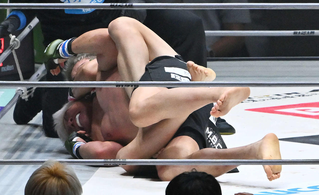 1回、秋元（後方）の裸絞めに一本負けする赤田（撮影・滝沢徹郎）　