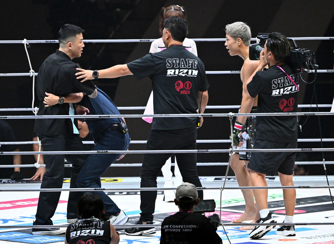 試合後、秋元（右）は萩原（左）と舌戦を繰り広げる（撮影・滝沢徹郎）　