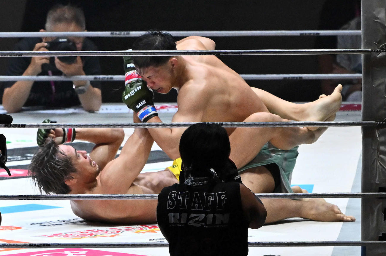 3回、YA－MAN（上）は金原を攻める（撮影・滝沢徹郎）　