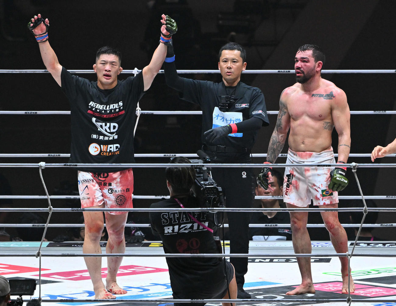 野村（左）はパトリッキー・ピットブルに判定勝ちする（撮影・滝沢徹郎）　