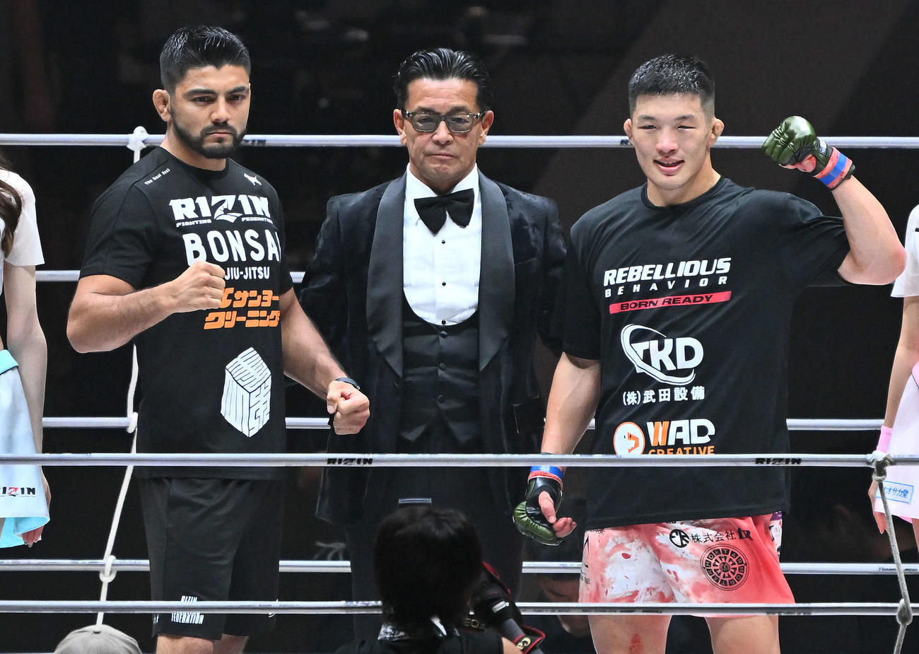 野村（右）はパトリッキー・ピットブルに勝利しホベルト・サトシ・ソウザ（左）とのタイトルマッチが決まる。中央は榊原CEO（撮影・滝沢徹郎）　