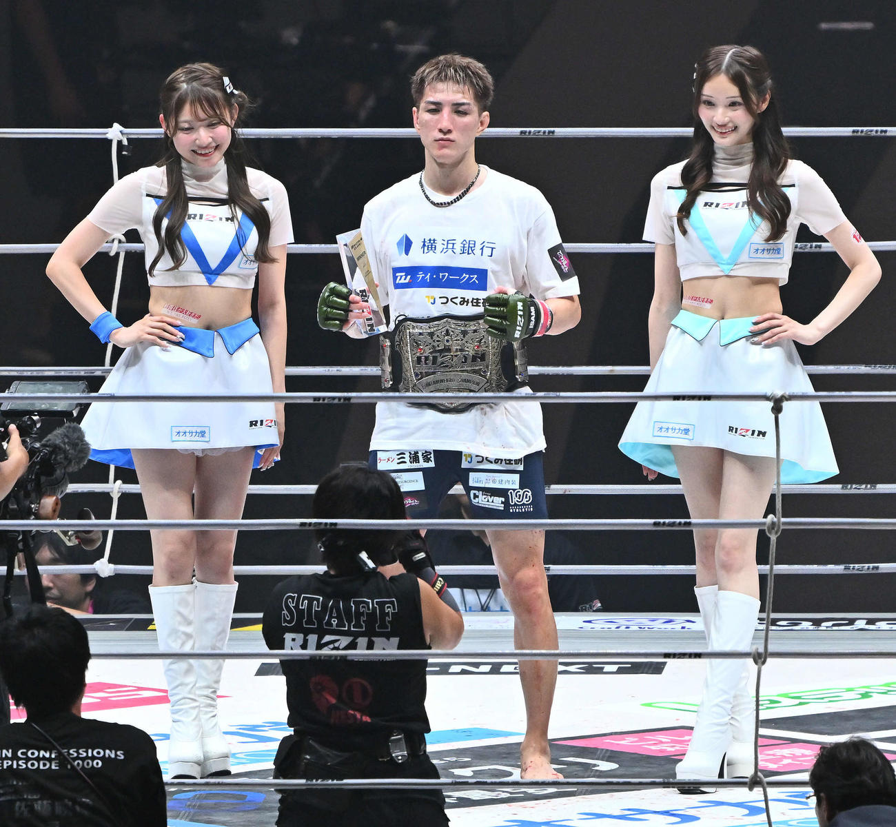 福田に判定勝ちし防衛に成功した井上（中央）はベルトを巻いて記念撮影する（撮影・滝沢徹郎）　