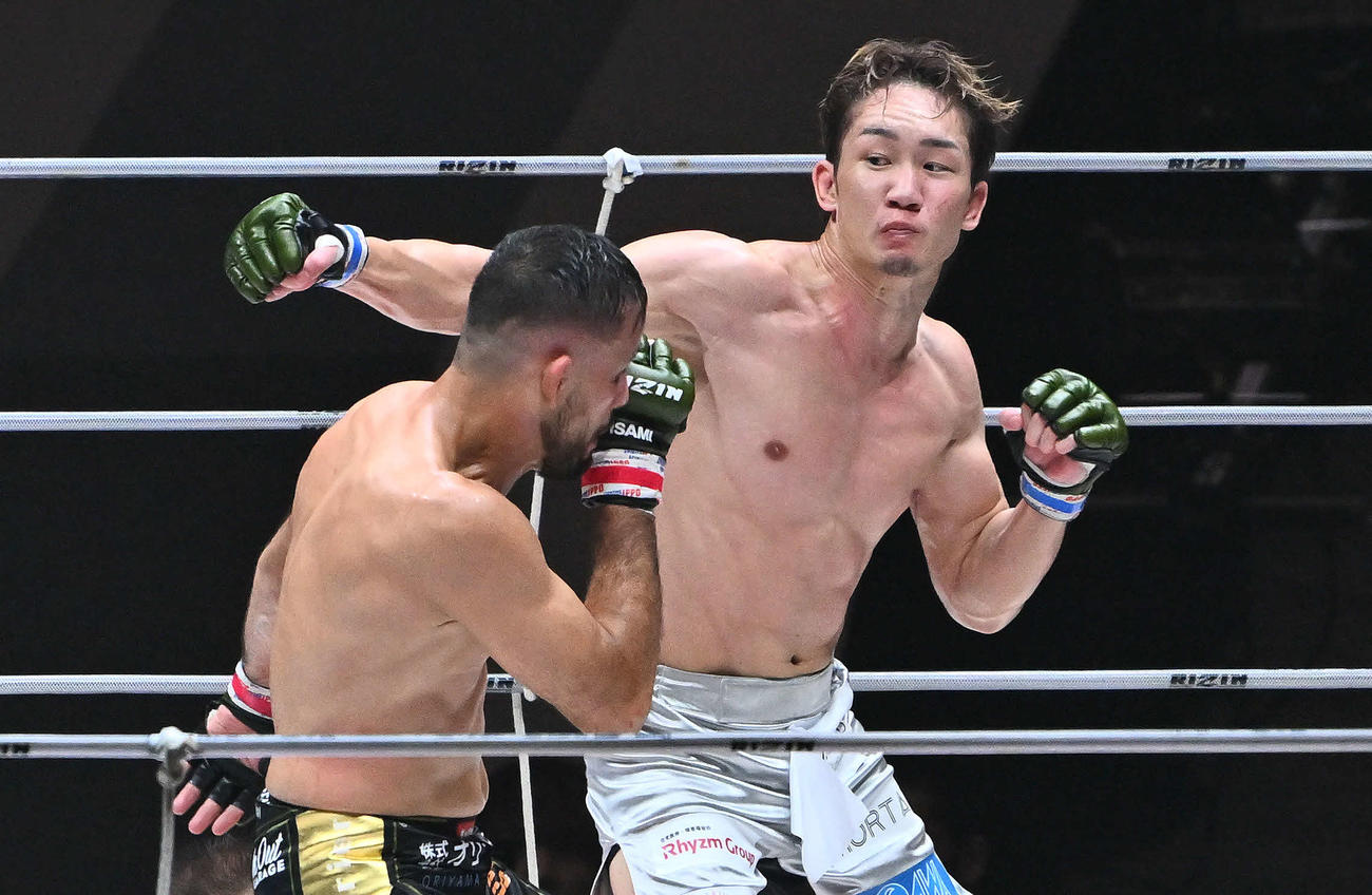 3回、朝倉（右）はクレベル・コイケにパンチを打ち込む（撮影・滝沢徹郎）　