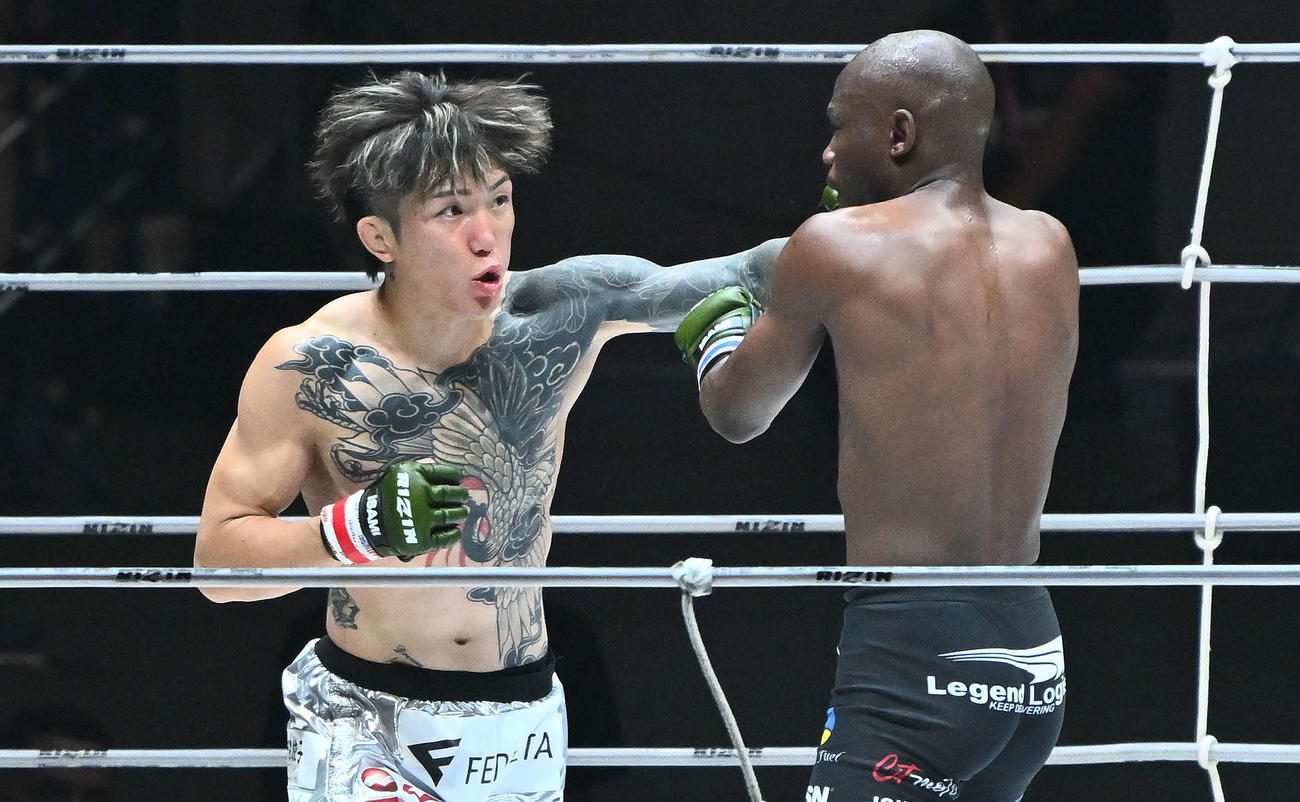 3回、伊藤（左）はエンジカジムーロ・ズールーにパンチを打ち込む（撮影・滝沢徹郎）　
