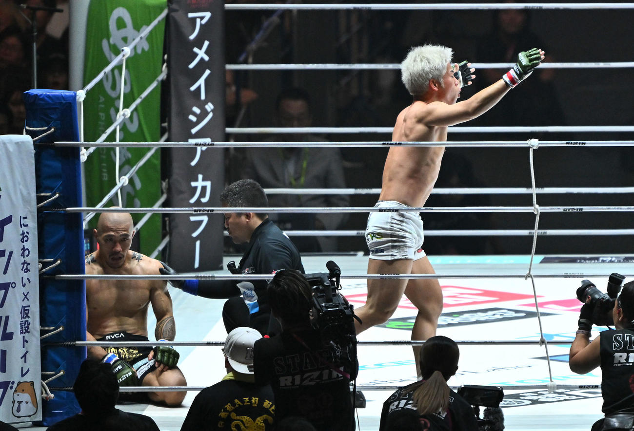 神龍（右）は山本に一本勝ちし喜ぶ（撮影・滝沢徹郎）　